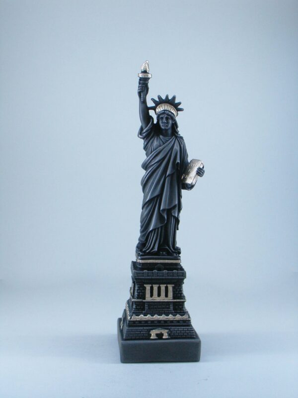 The statue of Liberty. Comes in Black color at 25 cm (9.84 inches) height – 530 g (1.17 lbs) weight.